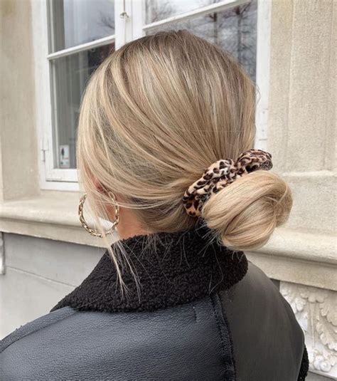 Chignon spettinati: gli hairstyle messy di tendenza da provare ora.